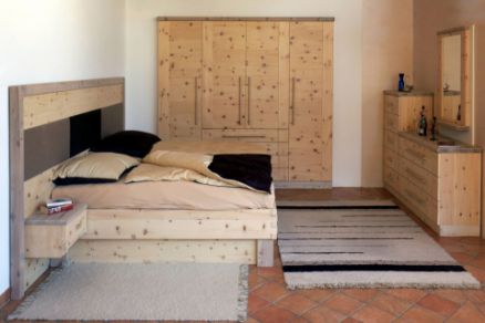Schlafzimmer in Zirbelholz