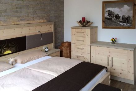 Schlafzimmer in Zirbelholz